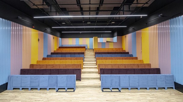 W nowym budynku oprócz przestrzeni teatralnej będzie działać centrum spotkań i dialogu dla widzów, którzy staną się aktywnymi współtwórcami spektakli.