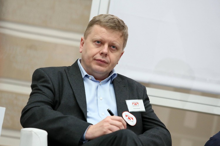 <b>Skończyła się epoka Macieja Wituckiego w Telekomunikacji Polskiej</b>
<br>
<br>
Miał zaledwie 39 lat, kiedy zaczął rządzić (w 2006 roku) drugą co do wielkości firmą w Polsce - Telekomunikacją Polską. Zmienił TPSA z państwowego molocha na świetnie funkcjonującą spółkę. Dokonał też rebrandingu marki na Orange. W wrześniu ze stanowiska prezesa odszedł do rady nadzorczej spółki.