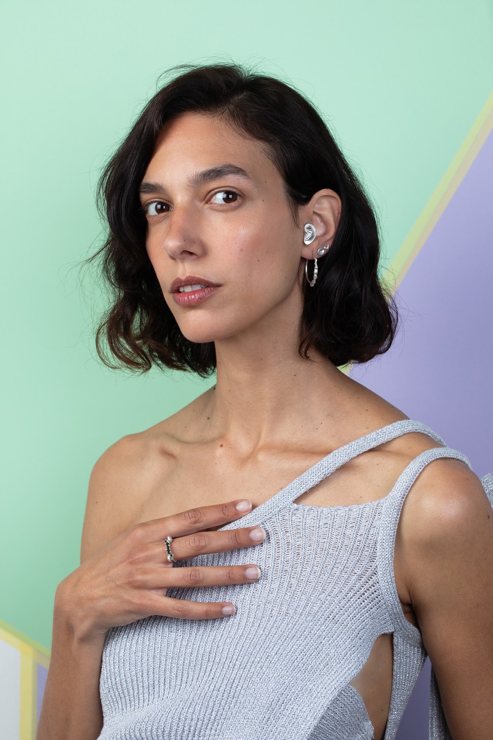 Ékszerterveiben a szürrealizmus és az anatómiai részletek inspirálják Dévényi Dalmát