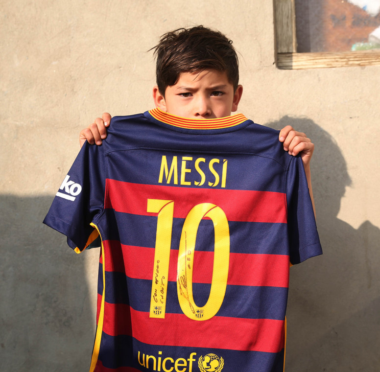 Murtaza Ahmadi z koszulką podpisaną przez Lionela Messiego