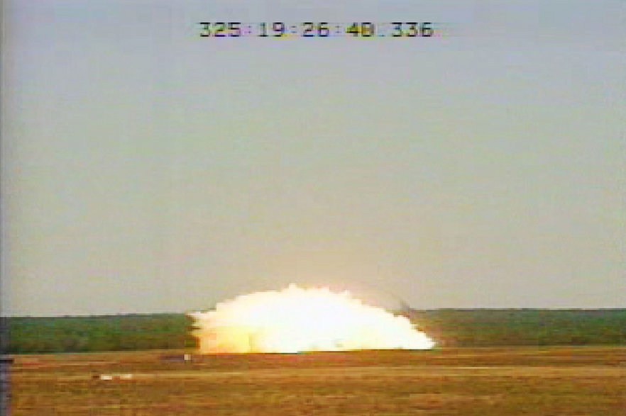 Eksplozja bomby MOAB podczas drugiej próby przeprowadzonej na poligonie bazy Eglin AFB 21 listopada 2003