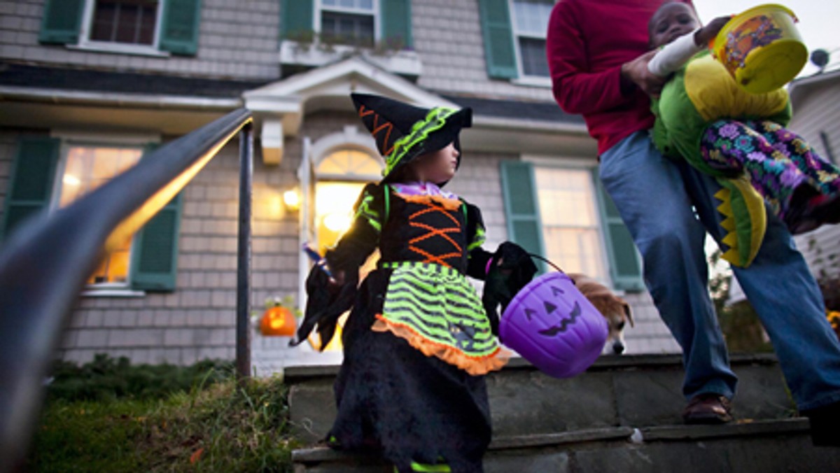 Kobiety z niecierpliwością wyczekują narodzin swojego dziecka. Jednak, jak sugerują najnowsze badania, przyszłe mamy nie chcą rodzić w Halloween. Mimo radosnej aury, jaka towarzyszy temu świętu, boją się one tej daty.