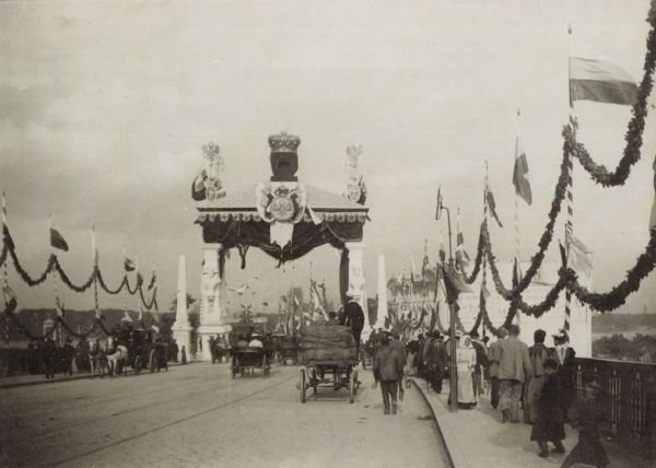 Brama triumfalna wzniesiona przy ul. Aleksandrowskiej w Warszawie na przyjazd cara Mikołaja II. 31 sierpnia 1897 r. (fot. Konrad Brandel, domena publiczna).