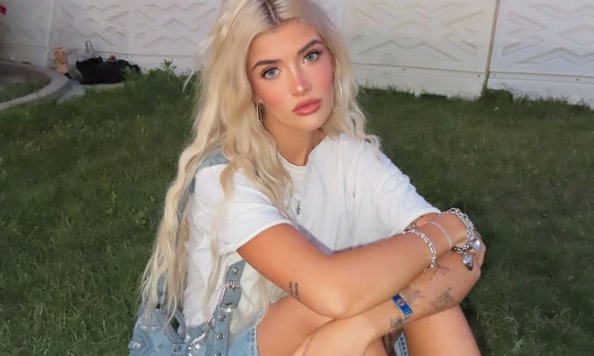 Implanty piersi utrudniają jej życie. Córka znanych aktorów chce je usunąć