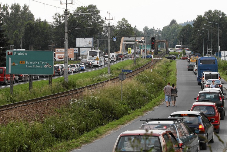 Trasa S7, Lubień-Rabka. Pokazujemy ją na naszej liście, bo jej powstanie jest już podobno przesądzone. To ma być zakopianka w szwajcarskim standardzie, która ułatwi przejazd z Krakowa do Nowego Targu. Odcinek ma 16,7 km, ale z powodu budowy w górskim terenie dużej liczby tuneli i wiaduktów, będzie kosztował ok. 3,5 mld zł. Resort transportu zapowiada budowę w latach 2014-2017.
Obietnicę tej trasy kierowcy Podhala dostali od ministra Sławomira Nowaka na pocieszenie – po zwężeniu mostu w Białym Dunajcu, który zakorkował zakopiankę. Ekspresowy odcinek S7 z Lubnia do Rabki rzutem na taśmę został dołączony do planów przetargowych na trasy ekspresowe za 35 mld zł, które miały zostać ogłoszone w tym roku. Jak się dowiedzieliśmy, w tym tygodniu wypadł z listy i został przesunięty na przyszły rok. Na zdjęciu zakorkowana zakopianka.
