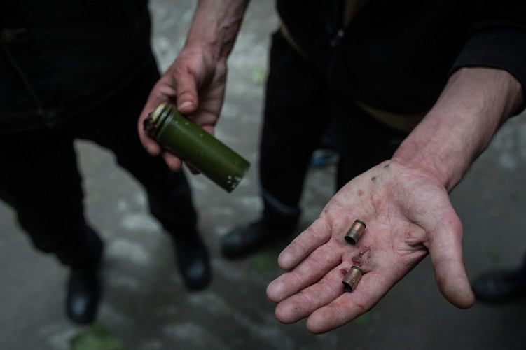 Prorosyjscy separatyści pokazują kule znalezione niedaleko komisariatu milicji