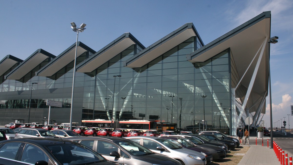 O tym, że nowy terminal gdańskiego portu lotniczego zostanie rozbudowany, mówiło się od dawna. W przyszłości hala odlotów i przylotów znajdować się będzie w jednym budynku, bezpośrednio połączonym z przystankiem Pomorskiej Kolei Metropolitalnej. W piątek w Dzienniku Urzędowym Unii Europejskiej ukazało się ogłoszenie otwierające pierwszy etap przetargu na rozbudowę terminala drugiego.