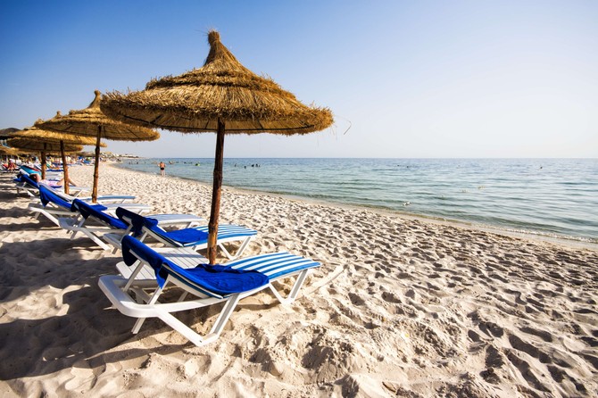 Na plažama u Tunisu nema gužve ni u špicu sezone - more je čisto i toplo, a pesak sitan kao puder