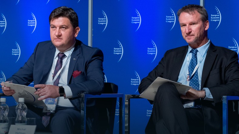 Prezes Polskiej Grupy Górniczej Tomasz Rogala (L) i prezes Przedsiębiorstwa Górniczego Silesia Michał Herman (P) podczas panelu dyskusyjnego "Energetyka oparta na węglu"