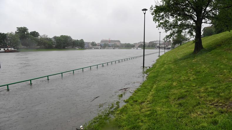 Zalane bulwary nad Wisłą w Krakowie