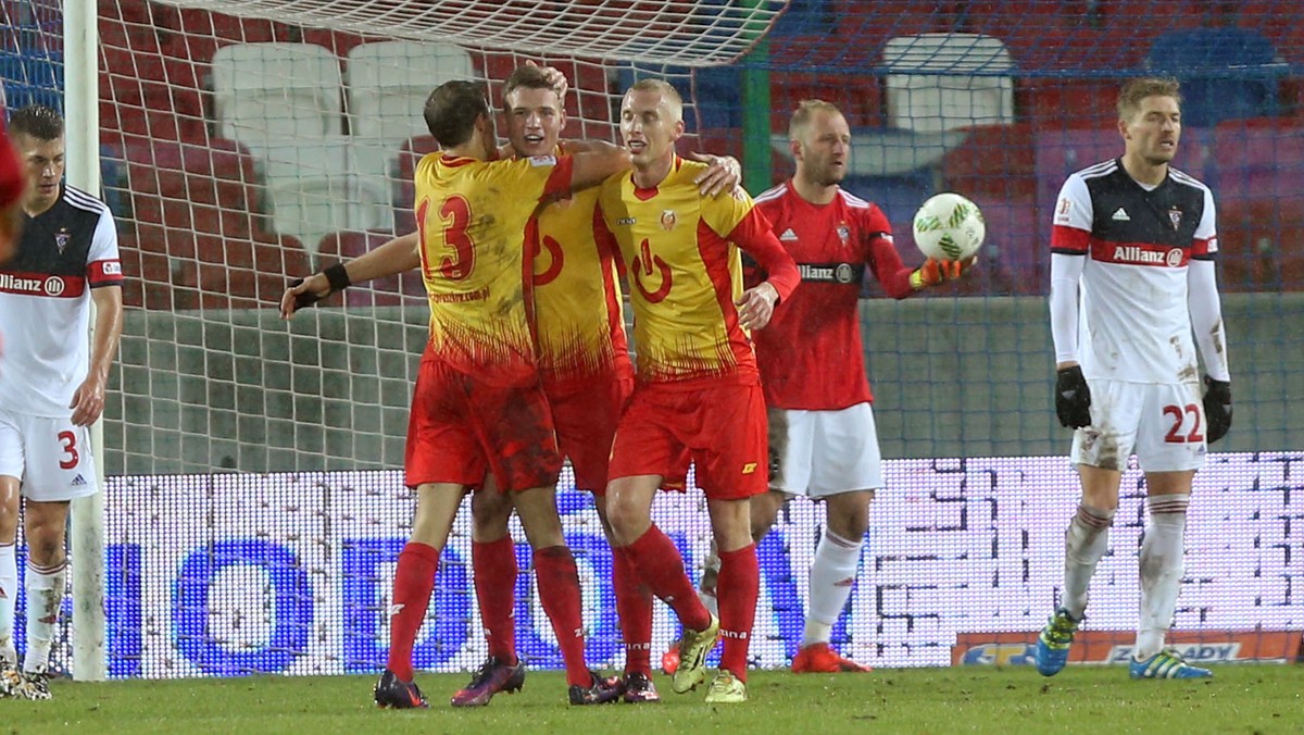 Piłkarze Znicza Pruszków pokonali na wyjeździe Górnika Zabrze 1:0 w sobotnim meczu 15. kolejki I ligi. Dzięki temu zwycięstwu zespół Znicza opuścił ostatnie miejsce w tabeli. Zajmuje je MKS Kluczbork, który przegrał u siebie z wiceliderem GKS Katowice 0:2.