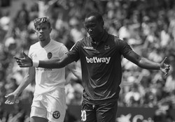 Raphael Dwamena zasłabł na boisku i chwilę potem zmarł [WIDEO]