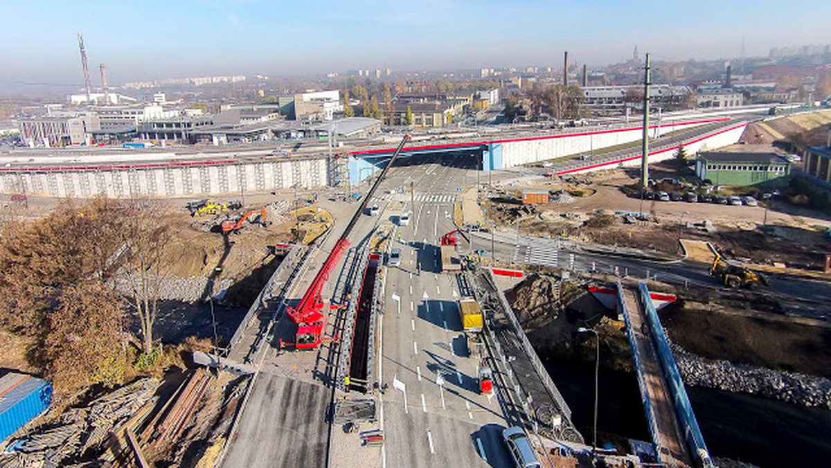 Zakończono prace budowlane śródmiejskiego odcinka Drogowej Trasy Średnicowej w Gliwicach. Obecnie trwają prace kosmetyczne w przebiegu trasy. Montowane są urządzenia i instalacje systemów wyposażenia tunelu oraz urządzenia organizacji ruchu. Kierowcy tym fragmentem "średnicówki" pojadą wiosną 2016 roku.