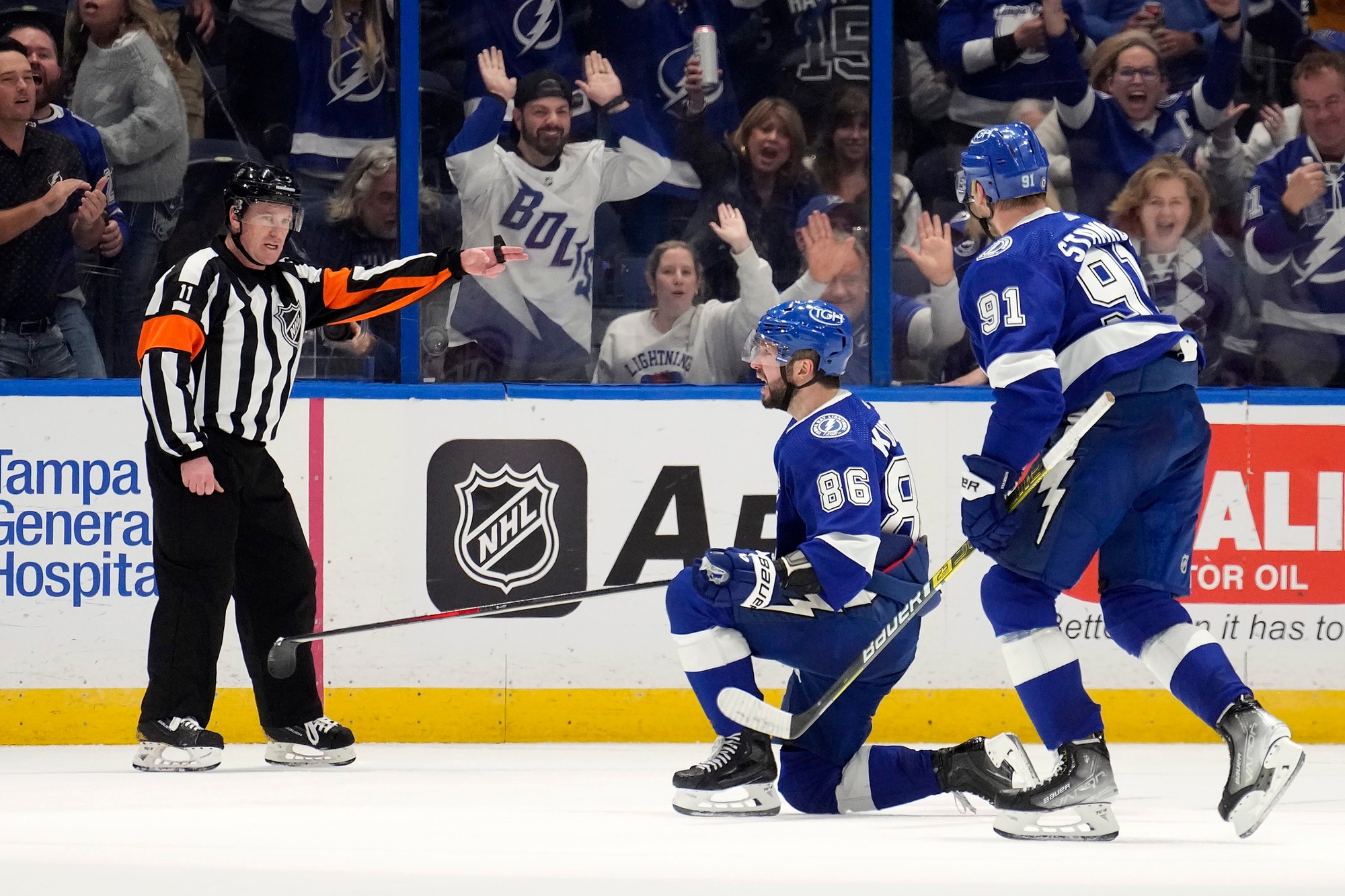 Hráči Tampa Bay Lightning Nikita Kucherov a Steven Stamkos.