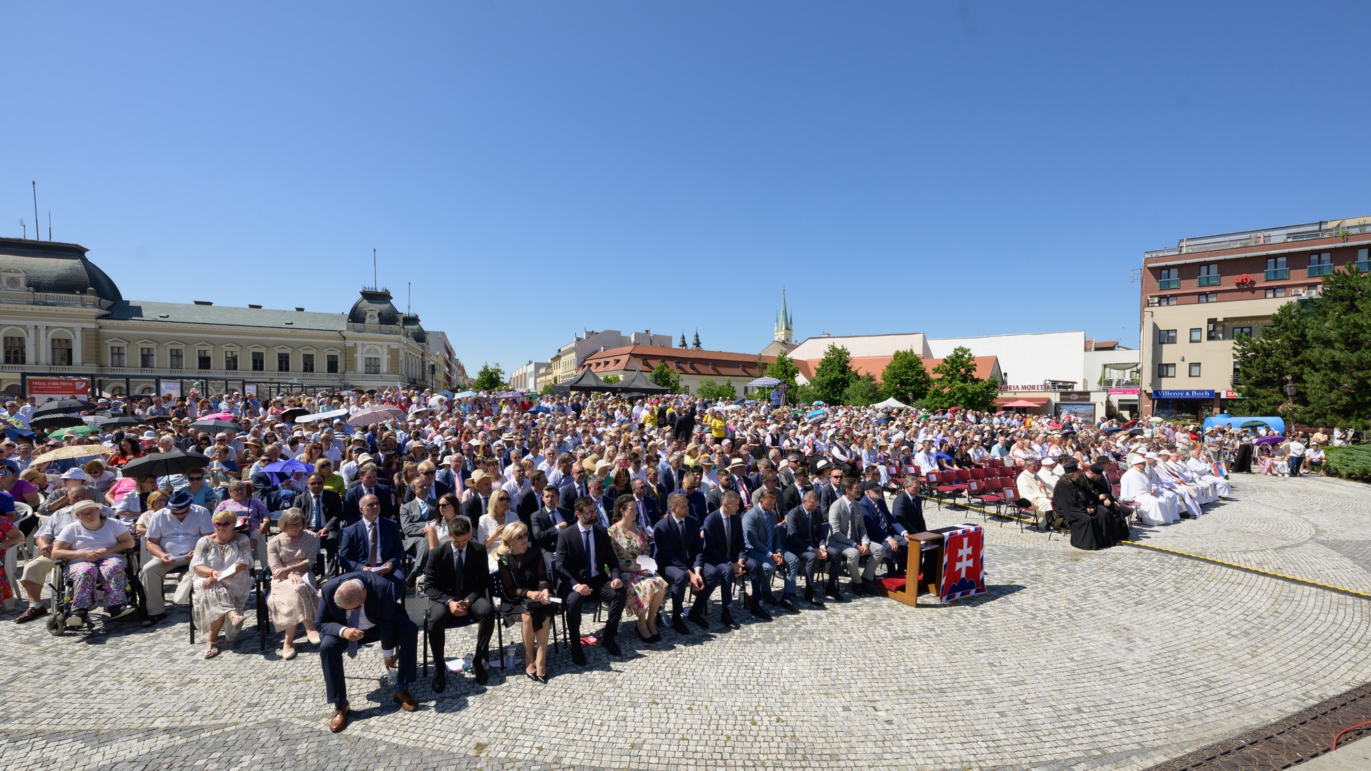Na snímke ľavý rad prezident SR Peter Pellegrini (vpravo), bývalý prezident SR Ivan Gašparovič (druhý sprava), minister zahraničných vecí a európskych záležitostí SR Juraj Blanár (tretí sprava, Smer-SD), minister vnútra Matúš Šutaj Eštok (piaty sprava, Hlas-SD), minister školstva Tomáš Drucker (šiesty sprava, Hlas-SD), minister zdravotníctva Kamil Šaško (siedmy sprava, Hlas-SD), primátor mesta Nitra Marek Hattas (deviaty sprava) a poslankyňa Ľubica Laššáková (Hlas-SD) sedia počas slávnostnej pontifikálnej svätej omši na národnej Cyrilo-metodskej púti v Nitre v sobotu 5. júla 2025.