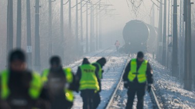 wykoleił się pociąg na mazowszu. wagony wciąż leżą poza torami. kiedy