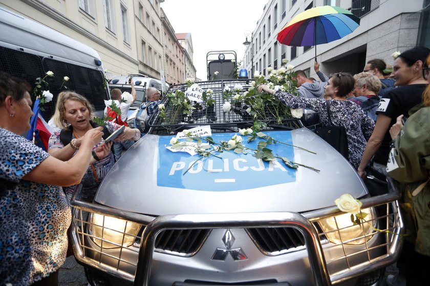 Błaszczak wygrał. Absurdalne słowa o blokowaniu miesięcznicy