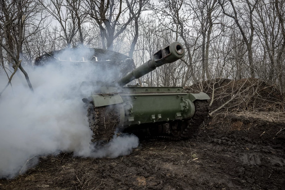 Ukraińscy żołnierze strzelają w kierunku rosyjskich pozycji. Jednostka artyleryjska czeka na pomoc amunicyjną na linii frontu w kierunku Awdijiwki. Grudzień 2023 r.