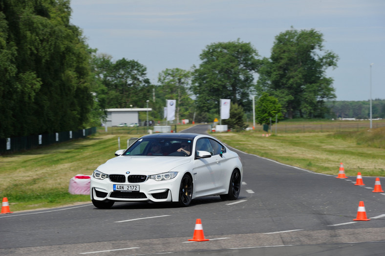 BMW M4 coupe (R6 biturbo/431 KM/4,1 s/1537 kg)