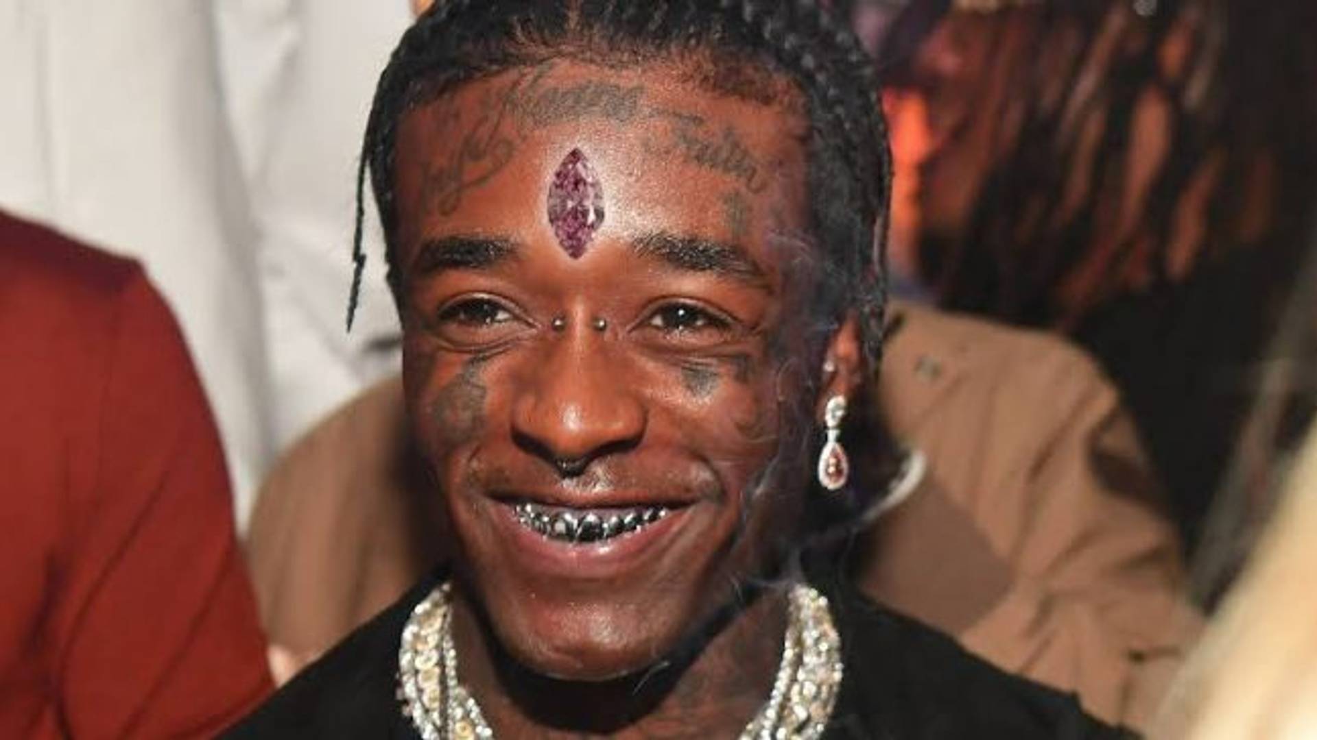 Lil Uzi Vert egy mobiltelefont dobott a közönség közé, egy nő feje