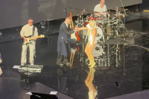 (VIDEO) MAJA BEROVIĆ U HALTERIMA Suknja jedva prekrila obline: Pevač je dočekao na bini na koncertu, a tek kad vidite reakciju publike