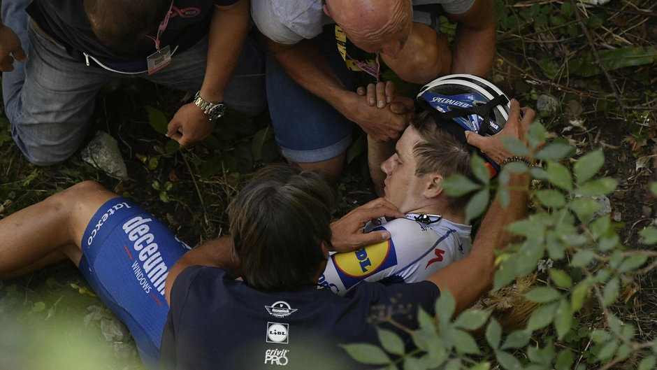 Remco Evenepoel po upadku z wiaduktu na trasie Il Lombardia 