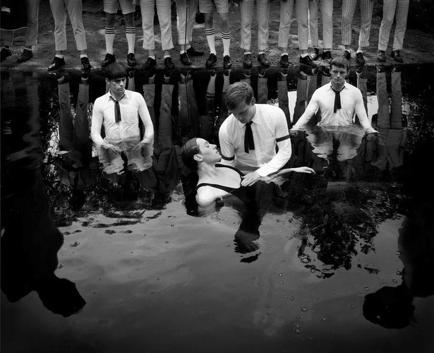Anthony Goicolea, The Spetemberists, 2006, kadr z filmu / still from the video Dzięki uprzejmości artysty i Postmasters Gallery, Nowy Jork/ courtesy of the artist and Postmasters Gallery, New York