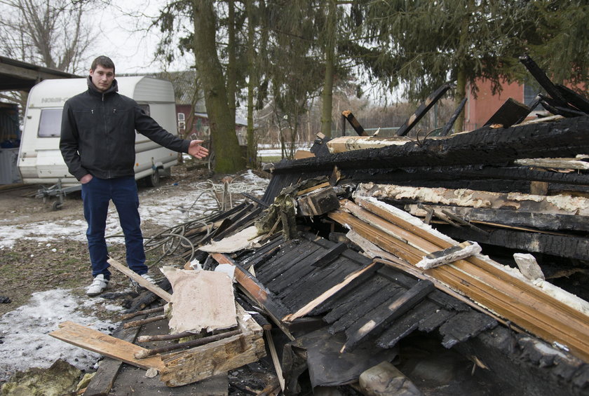 Grzegorz Moryto, strażak ochotnik pokazuje to, co zostało z jego rodzinnego domu...