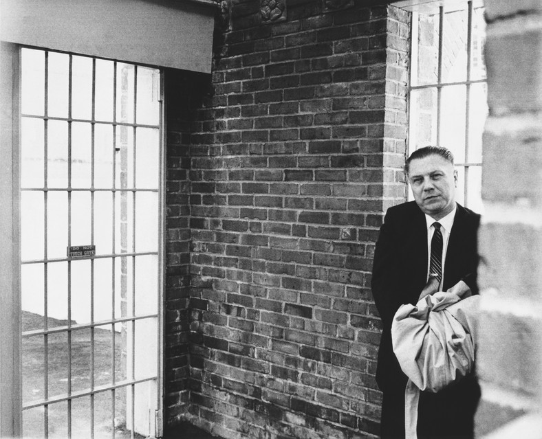 Przewodniczący centrali związkowej IBT Jimmy Hoffa, zakuty w kajdanki, czeka na przyjęcie go do więzienia w Lewisburgu, gdzie ma odsiedzieć 8 lat za przekupienie ławy przysięgłych, 9 grudnia 1967 r. 
