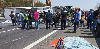 Makabra na drodze. Zginęło 16 osób, w tym strażacy i medycy