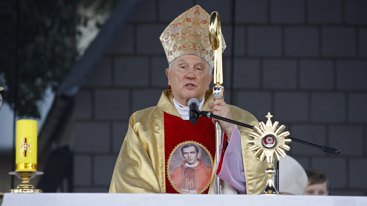 Abp Edward Ozorowski, były metropolita białostocki, dostał honorową odznakę województwa podlaskiego. Odebrał ją na sesji sejmiku województwa podlaskiego w Białymstoku.