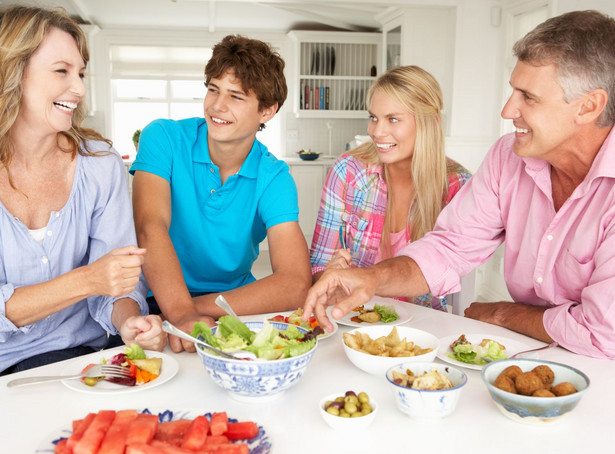 Rodzinne posiłki podstawą szczęścia nastolatków