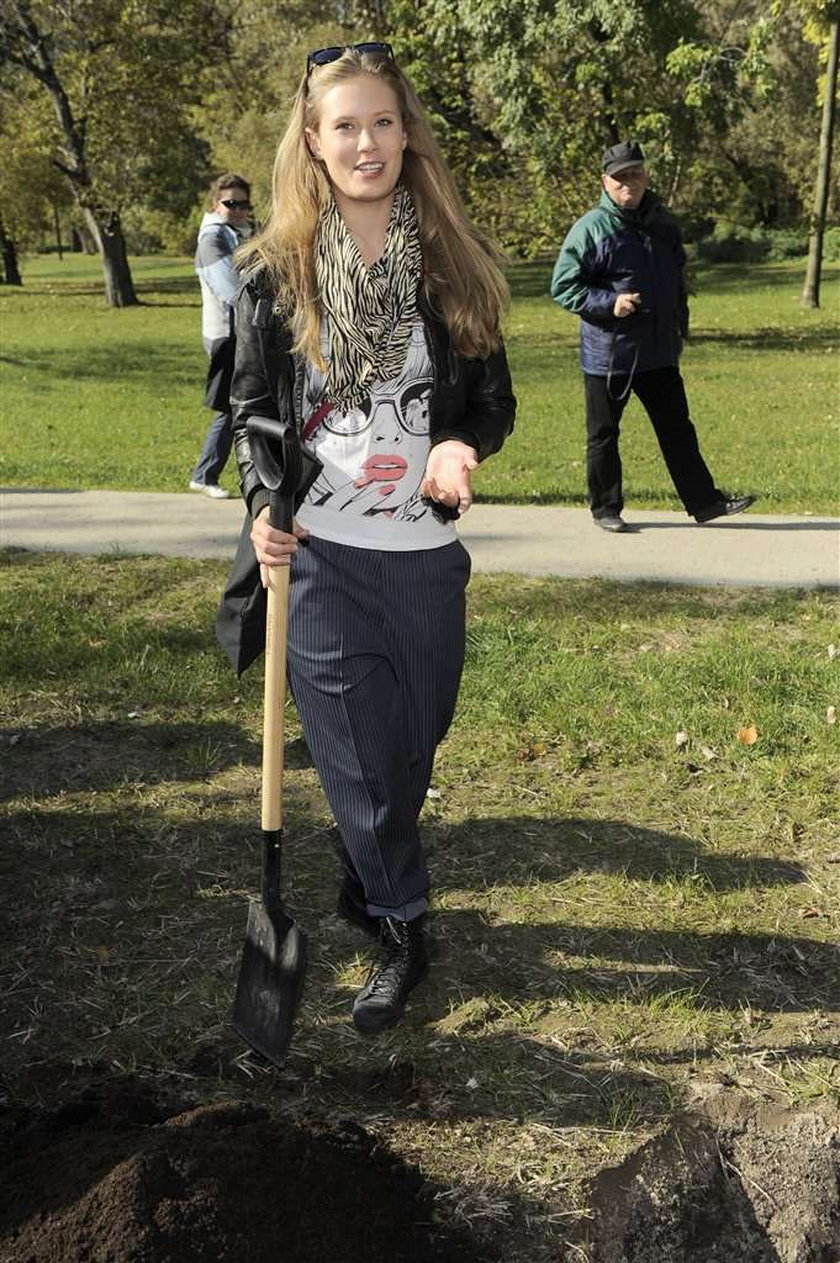 Julia Pietrucha posadziła drzewo