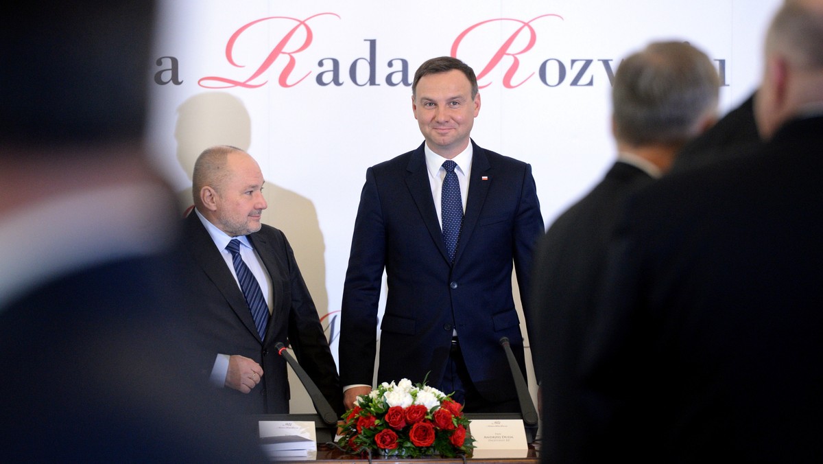 Chciałbym, abyśmy przygotowali dalekosiężny plan naprawy i rozwoju Polski - powiedział prezydent Andrzej Duda, wręczając dziś akty nominacji członkom Narodowej Rady Rozwoju. W skład Rady wchodzi 87 osób, ekspertów z różnych dziedzin.