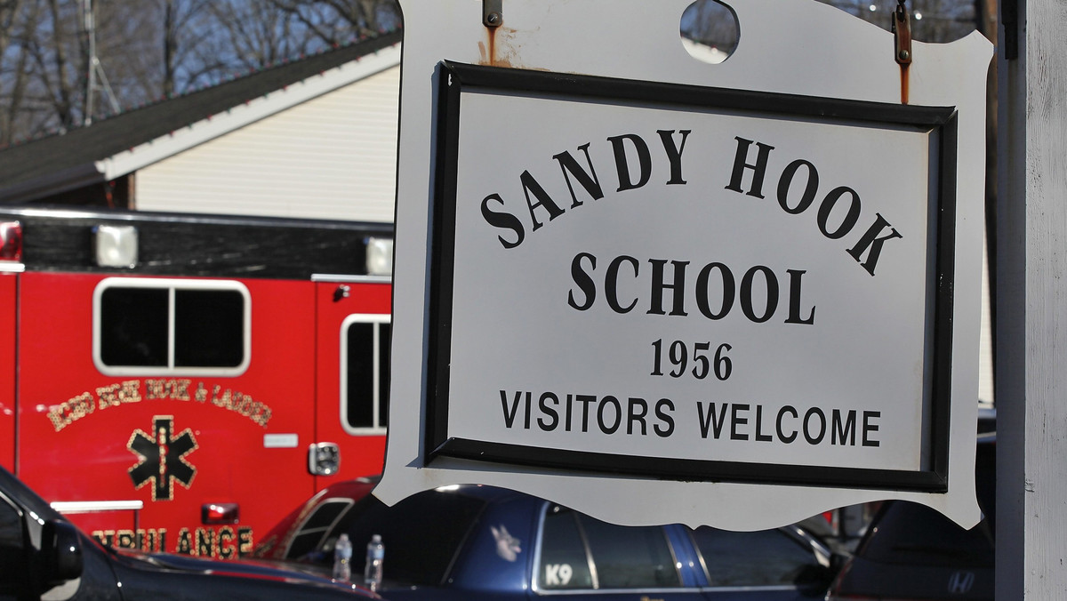 26 zabitych, w tym 20 dzieci - to bilans masakry w szkole podstawowej w Newtown w stanie Connecticut - poinformowała miejscowa policja. Nie żyje także sprawca masakry, który prawdopodobnie popełnił samobójstwo.