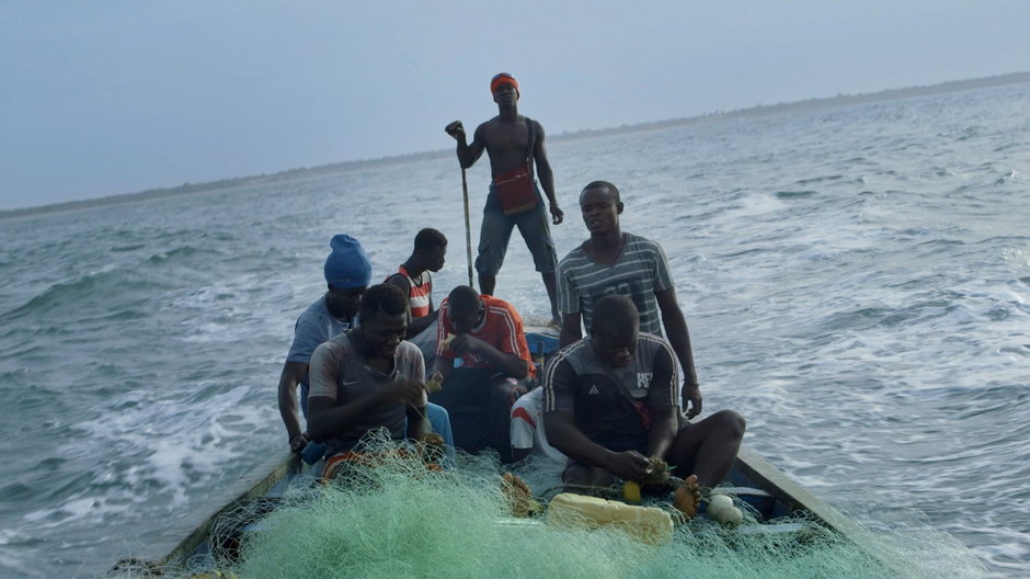 Rybacy w Gambii, kadr z filmu "Stolen fish"