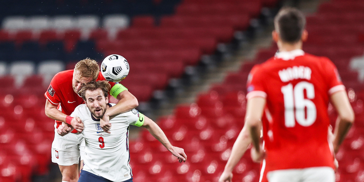 Kamil Glik i Harry Kane walczą o piłkę podczas meczu Anglia - Polska w ramach eliminacji MŚ 2022 (31.03.2021)