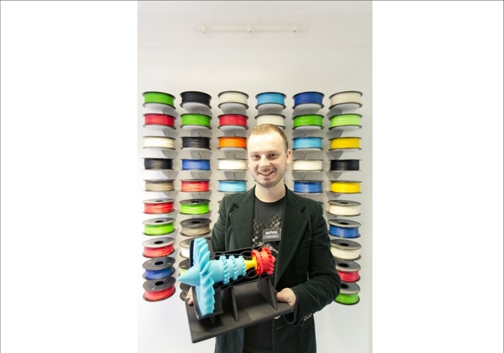 - Wybór Krakowa na siedzibę pierwszego salonu z drukarkami 3D w Polsce nie jest przypadkowy. Szukaliśmy miejsca, w którym idea przeplata się z innowacyjnością oraz biznesem – wyjaśnia Karolina Bołądź, COO w firmie Zortrax i dodaje: – Kraków ma wyjątkowo rozwinięte środowisko startupowe, które daje duże możliwości współpracy z projektantami przy ciekawych realizacjach.
Na otwarciu salonu pojawili się nie tylko mieszkańcy Krakowa, ale również goście ze świata biznesu i designu, przedstawiciele branży technologicznej, dziennikarze, blogerzy, a także goście związani z krakowską sceną startupową, w tym inwestorzy i mentorzy oraz dystrybutorzy firmy Zortrax z Polski i USA.