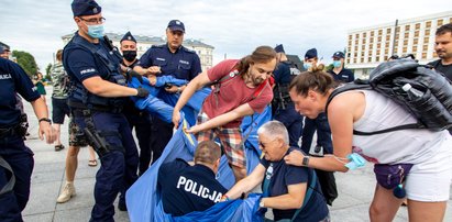 Szarpanina przy pomniku smoleńskim. "Tu jest Polska, tu jest Unia". Interweniowała policja