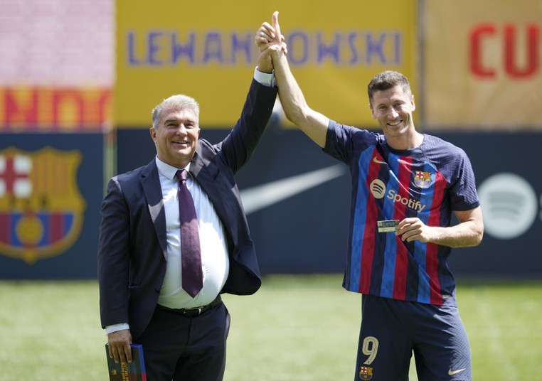 Robert Lewandowski i Joan Laporta