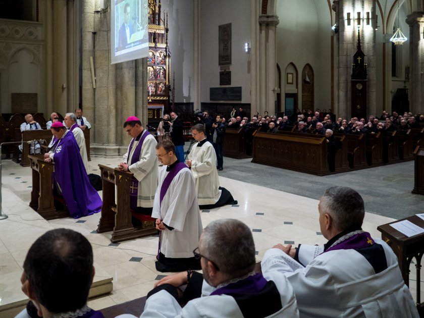 "Wyznajemy, że chroniliśmy winowajców i uciszaliśmy krzywdzonych". Mocne słowa abp. Rysia o pedofilii