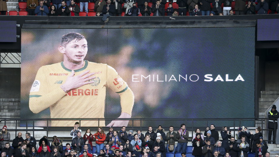 Hołd dla Emiliano Sali na Parc de Princes w Paryżu