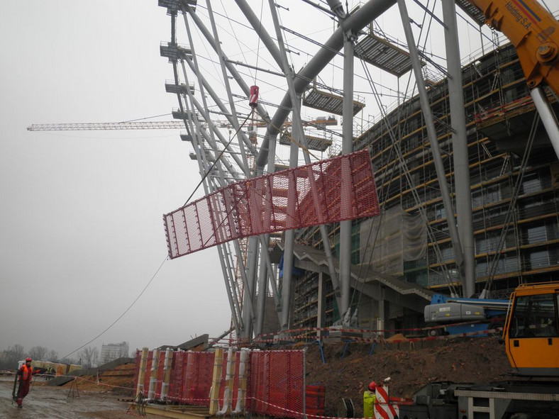 Budowa Stadionu Narodowego - rozpoczął się montaż fasady stadionu - luty 2011. (2) fot. materiały prasowe Narodowe Centrum Sportu