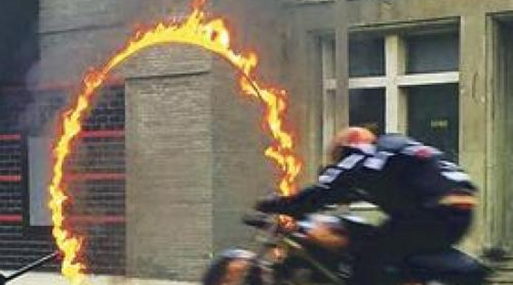 Tűzgyűrűn ugrál át a magyar szellemlovas