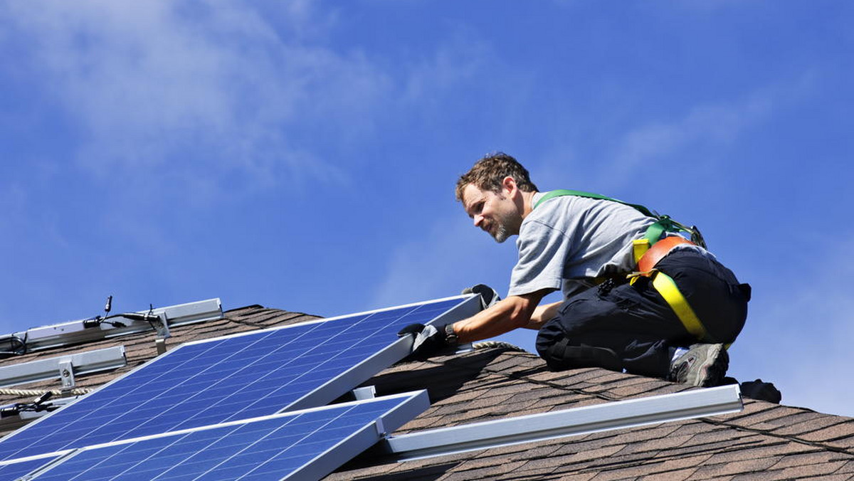 Nawet 10 mln brytyjskich domów może do końca dekady zostać wyposażonych w panele słoneczne – wynika z prognoz londyńskiego Imperial College. W słoneczne dni nawet 40 proc. produkcji energii w Wielkiej Brytanii może wówczas pochodzić z energetyki solarnej.