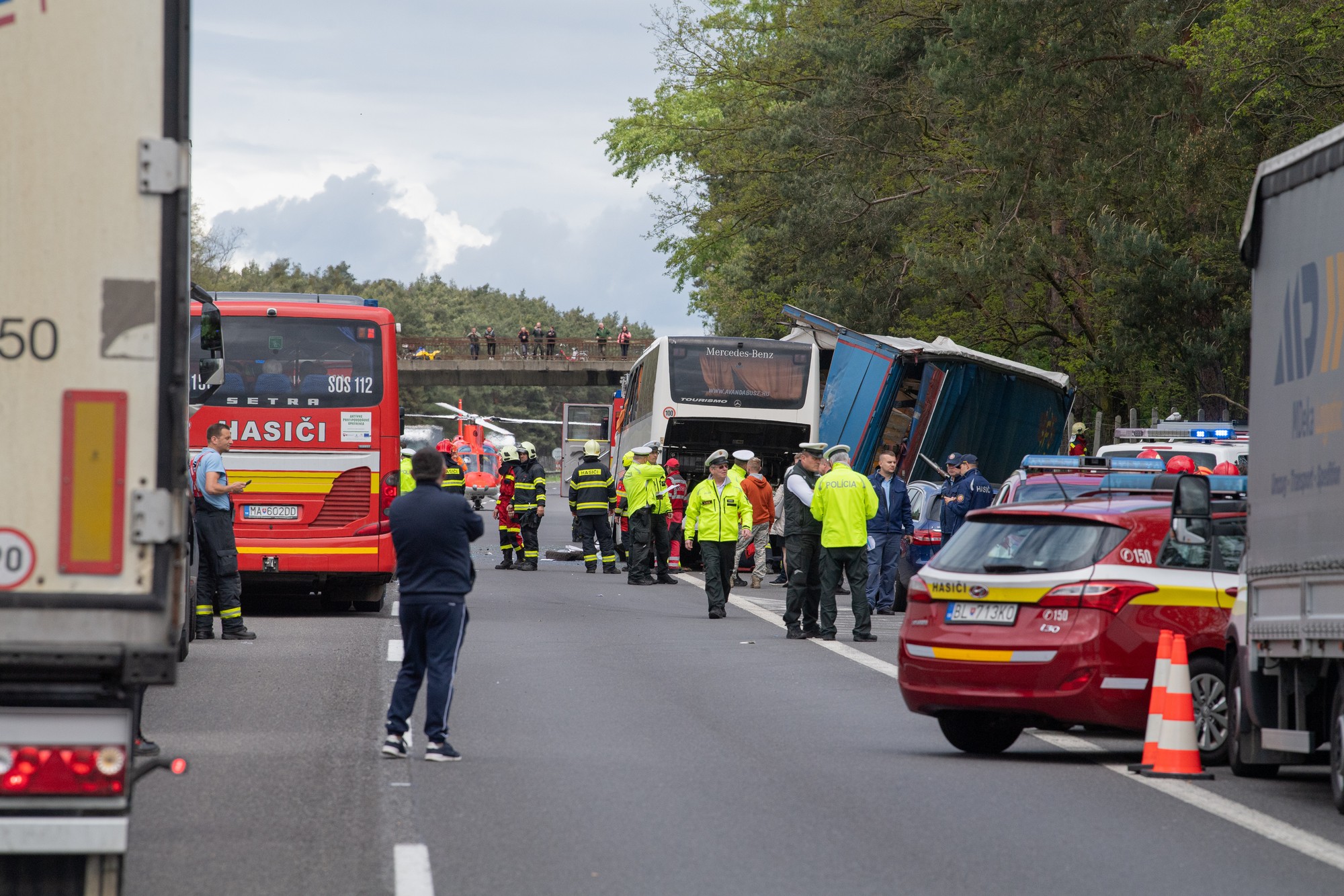 Na diaľnici D2 došlo k nehode autobusu s kamiónom.