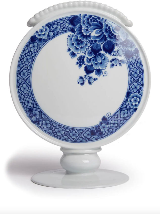 Vase rond «Blue Ming» de Vista Alegre pour CHF 420, via Farfetch.