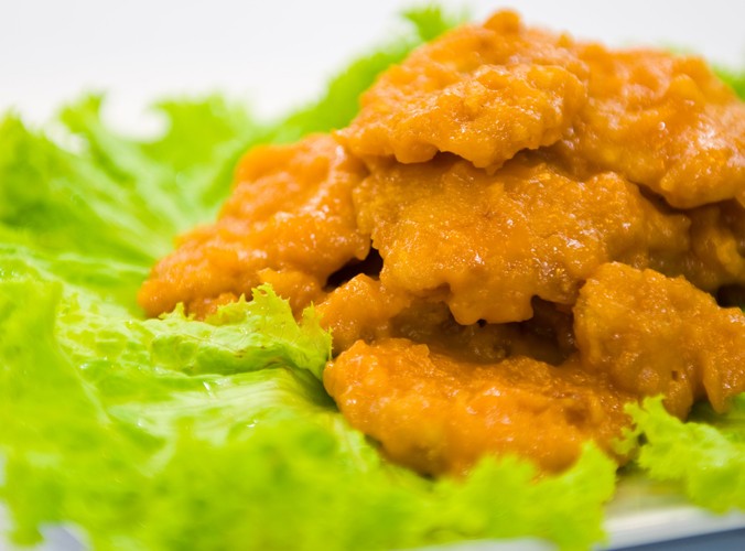 Smażona ryba z panierką jest ciężkostrawna, nasiąknięta tłuszczem (może wywołać zgagę) i tucząca (100 g panierowanego smażonego dorsza to 278 kcal, a 100 g wędzonego dorsza - 52 kcal). Tradycyjny karp jest tłustą rybą, więc oprócz niego zdecyduj się na chudsze gatunki ryb, np. morszczuka, mintaja lub solę. Zamiast smażyć (w głębokim tłuszczu 150 g ryby to 320 kcal), upiecz rybę (150 g - 120 kcal). Zwróć także uwagę na dodatki do śledzia, który i tak jest tłustą rybą. Zamiast zalewy z oleju lub majonezu, skrop go po prostu oliwą z oliwek i obłóż plastrami cebuli oraz kawałeczkami ogórka kwaszonego - tak na 100 g śledzia zaoszczędzisz ok. 130 kcal.