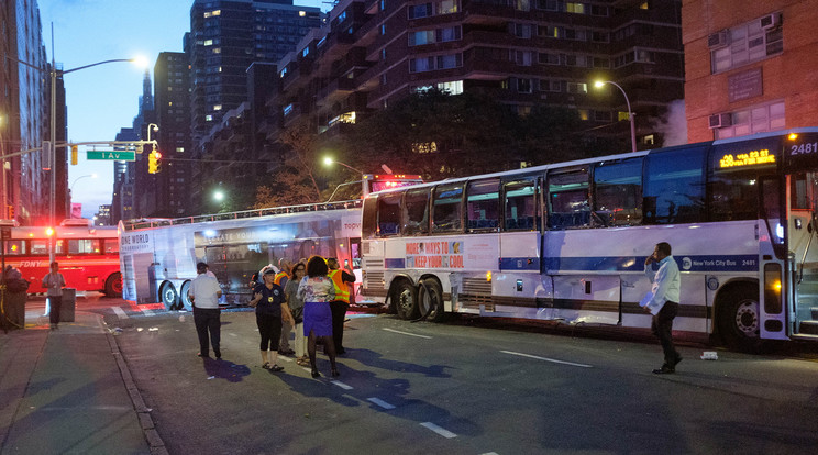 Csütörtökön egy emeletes turistabusz ütközött egy MTA-busszal Manhattanben / Fotó: GettyImages