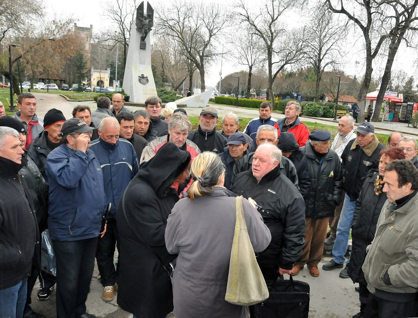 Dužni da plate fabrici milionske sume novca: Štrajkači ispred Apelacionog suda